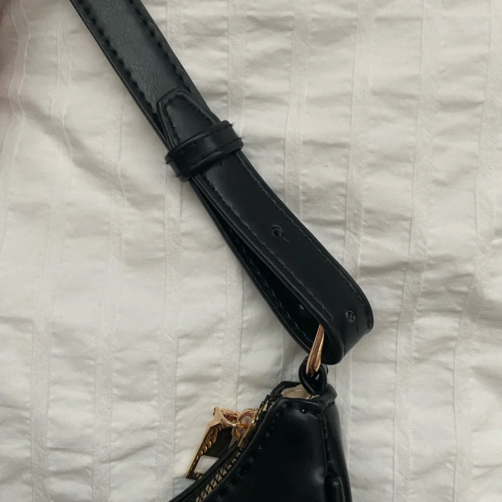 Elegant Black Shoulder Bag - Picture 6 of 9